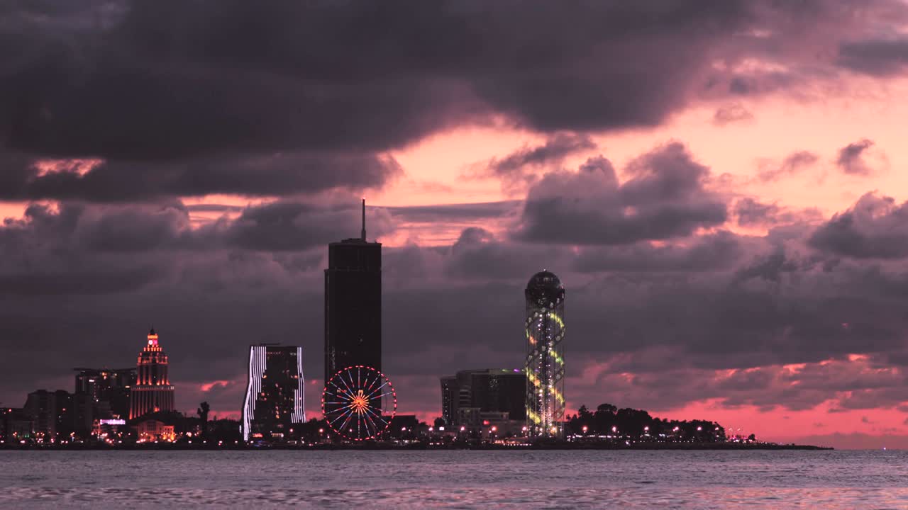 바투미, 아자리아, 조지아: 밤이나 저녁에 해변 산책로의 현대적인 건축물, 조명 조명, 불빛이 빛나는 리조트 타운, 마천루가 있는 도시 풍경