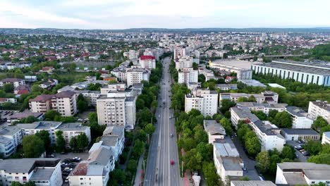 Drohnen-Luftaufnahme-Der-Stadt-Iasi-Aus-Rumänien-über-Der-Straße-Soseaua-Nicolina