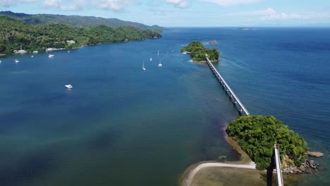 vista aérea de los puentes emblemáticos que conectan las pequeñas islas cayo linares y cayo vigia en la bahía de samaná en la república dominicana