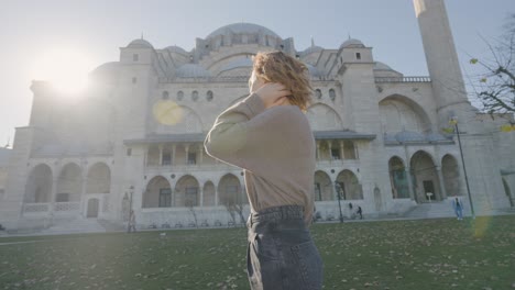 una mujer visitando una mezquita en estambul