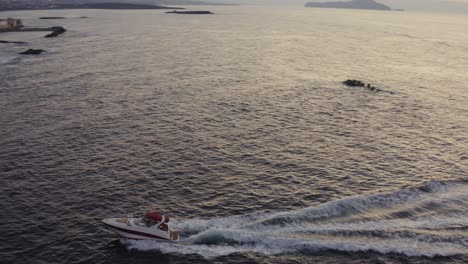 Antenne---Schnellboot,-Das-In-Den-Alten-Hafen-Von-Chania-Einfährt