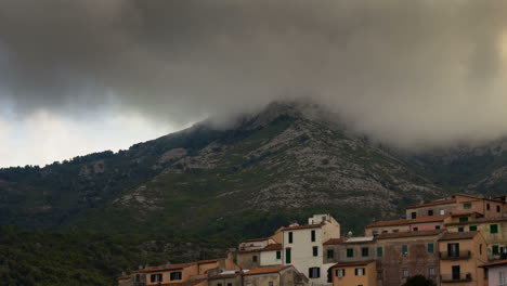 timelapse dramático de nubes rodeando la cima de una montaña