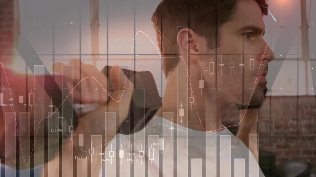 Uomo che afferra i pesi ed esegue sollevamenti sopra la testa singoli e doppi con sovrapposizioni di grafici finanziari.