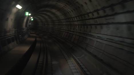 el tren va bajo tierra en el metro.