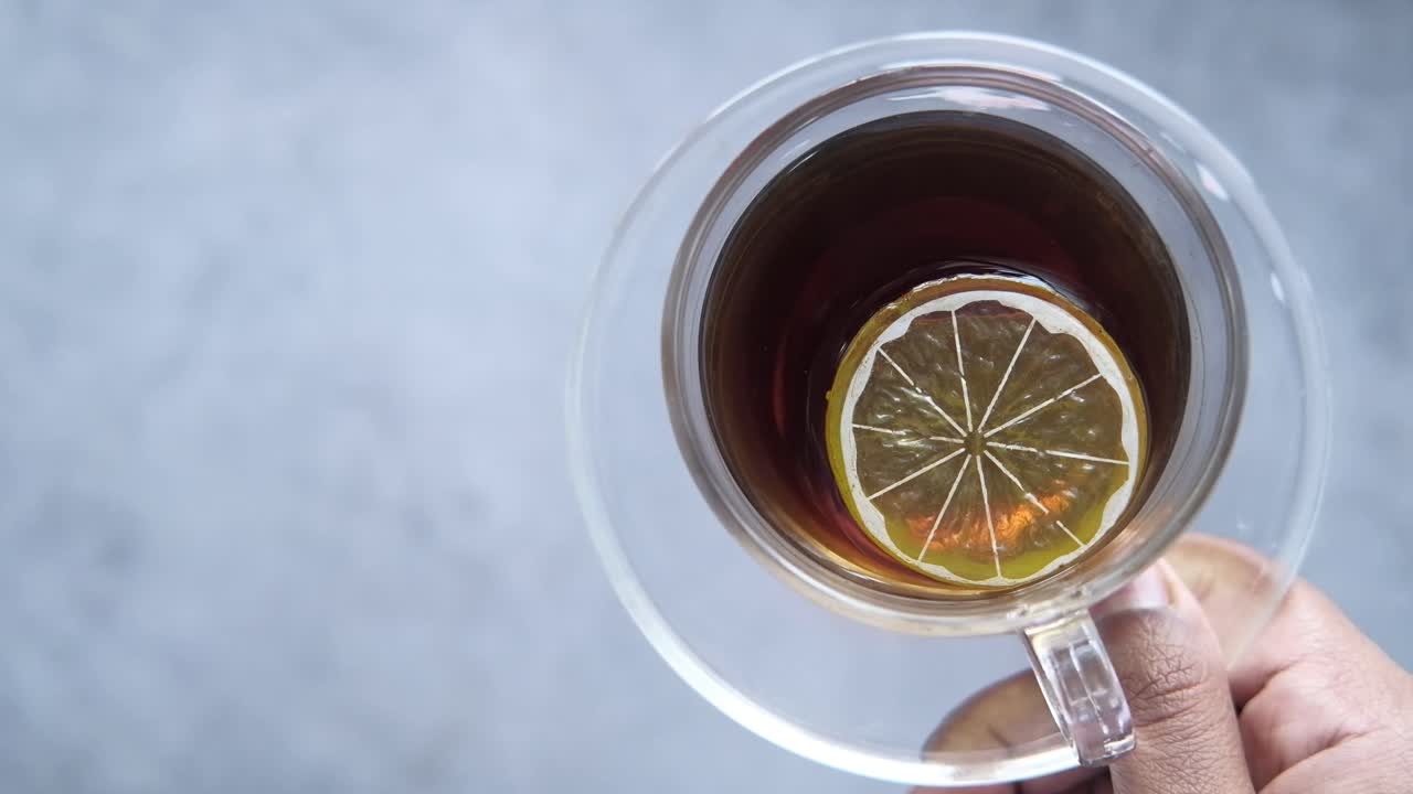 유리 컵 에 있는 레몬 차