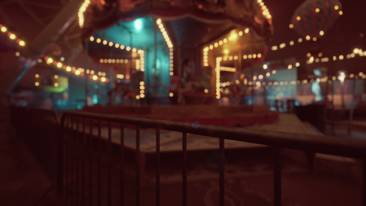 밤에는 비어있는 놀이공원이 비어있는 카루셀과 희미한 불빛을 보여줍니다.