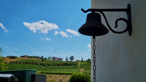 hermosa campana antigua, que sirve como un timbre de la puerta en la región de langhe de italia