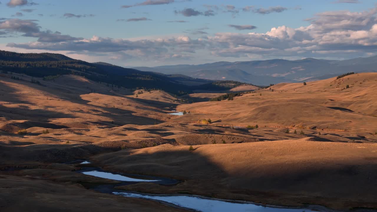 puesta de sol sobre la pradera: vista aérea de aguas serenas y majestuosas colinas