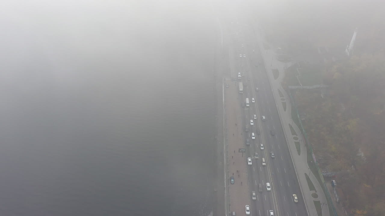 안개가 많은 도시 고속도로