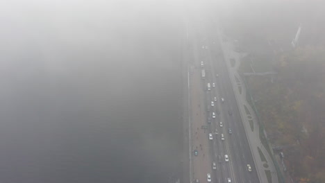 autopista de la ciudad de la niebla
