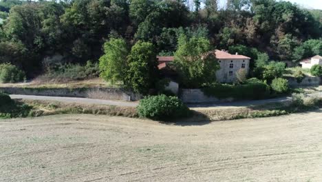 Toma-De-Drone-De-Una-Casa-Y-Un-Pueblo-Franceses.