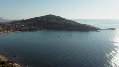 Cerdeña,-Italia,-Costa-De-Arbatax,-Drones-Vuelan-Sobre-La-Bahía-Del-Mar-Entre-Formaciones-Rocosas-De-Acantilados-Durante-Un-Día-Soleado-De-Verano-Con-Velero