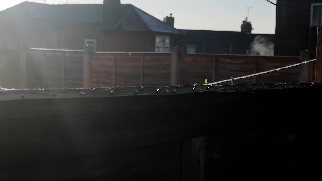 paneles de cercas de jardín humeantes que se calientan en el amanecer de invierno