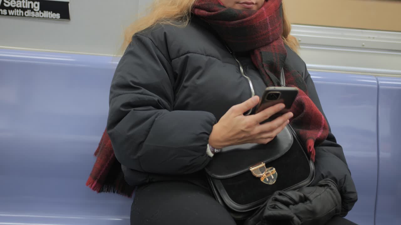 retrato de una mujer sentada en el metro de londres