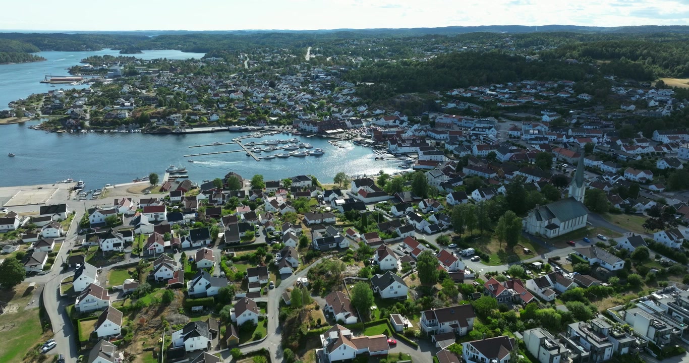 Ilmakuva Lillesandin rannikkokaupungista Norjassa hidastettuna.