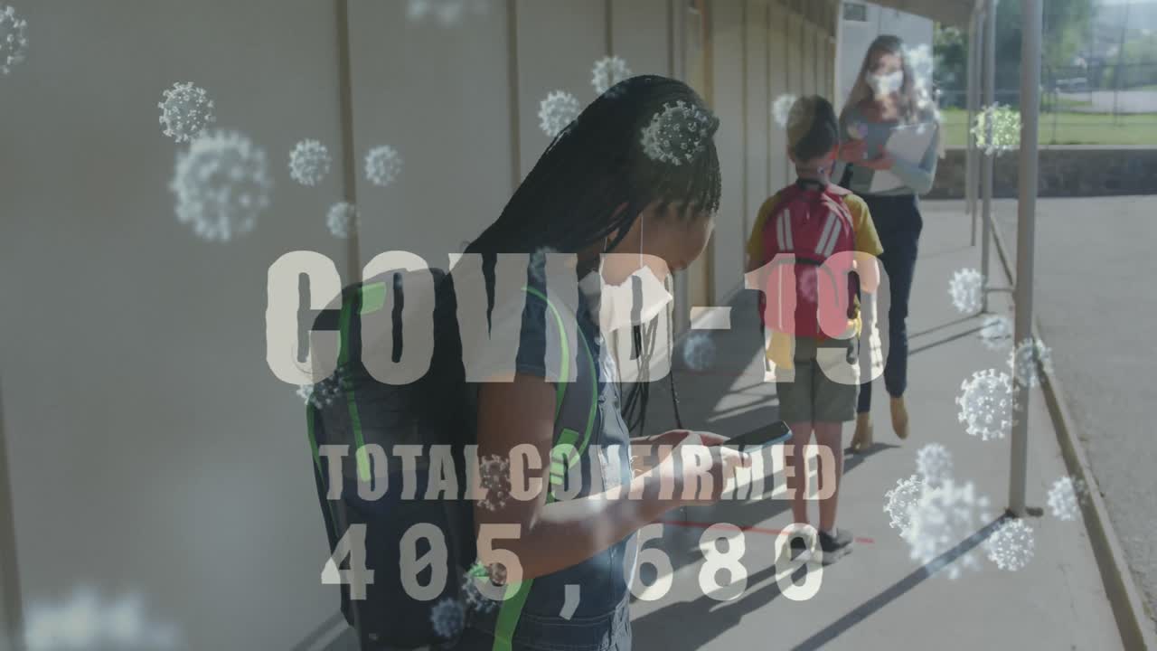 스마트폰을 사용하여 마스크를 착용하는 학교 소년에 대한 사례가 증가하는 코로나 19 텍스트