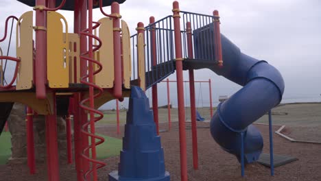 Eine-Ruhige-Szene-Spielt-Sich-Auf-Einem-Verlassenen-Spielplatz-Am-Meer-Ab,-Ohne-Kinder-In-Sicht-Und-Vor-Einer-Ruhigen-Meereskulisse