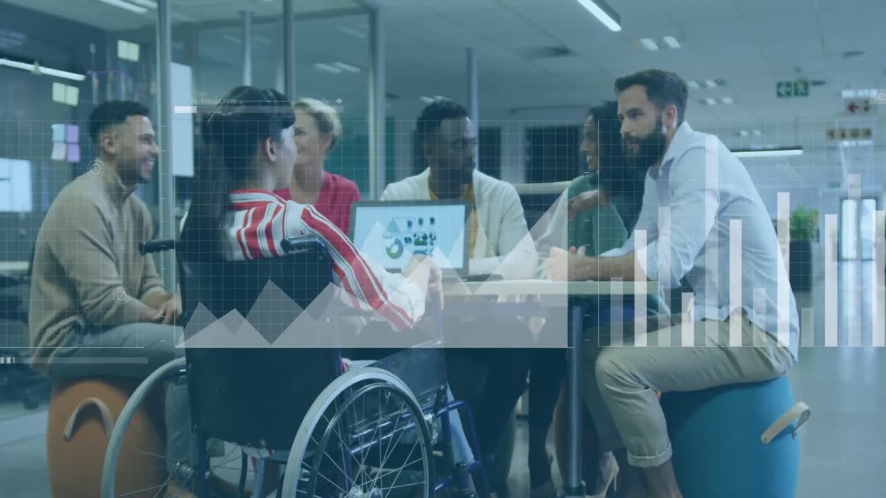 animación del procesamiento de datos financieros sobre diversas personas de negocios