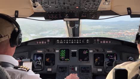 vista única de cabina real durante un acercamiento accidentado al aeropuerto de bilbao, en el norte de españa, en un día ventoso