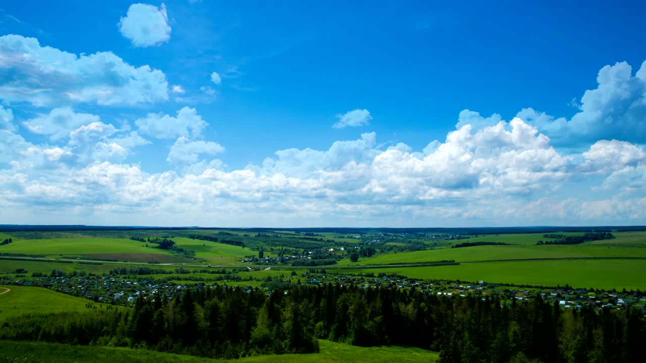 다양한 수준의 구름의 동시 이동, 시간 지연, 비디오 루프