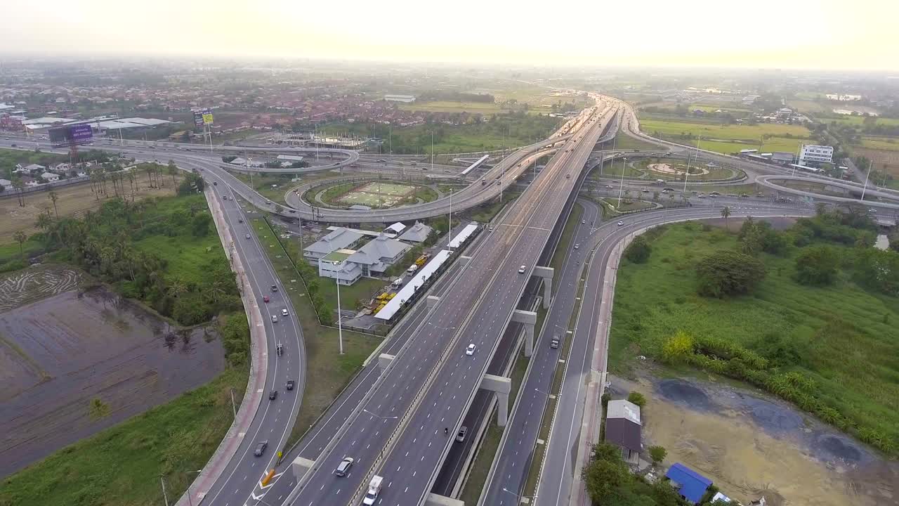 tráfico de autopistas y círculo en bangkok, tailandia, vista aérea