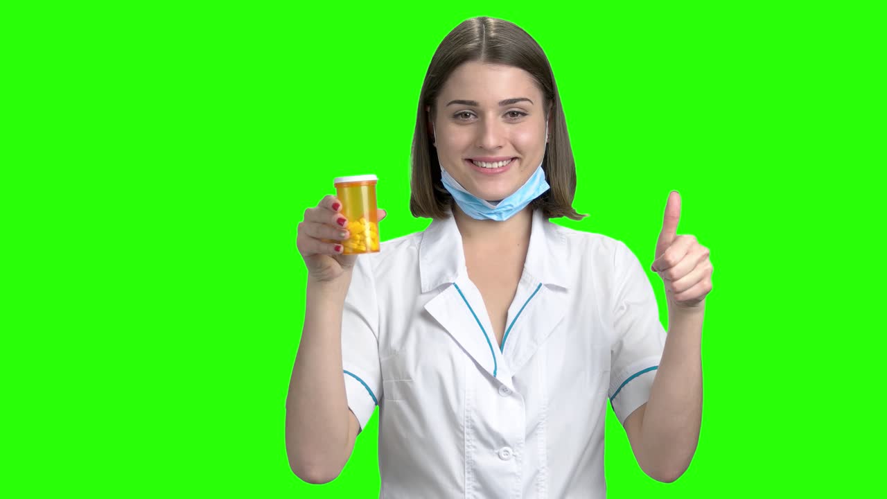 젊은 여성 의사는 약을 추천합니다.