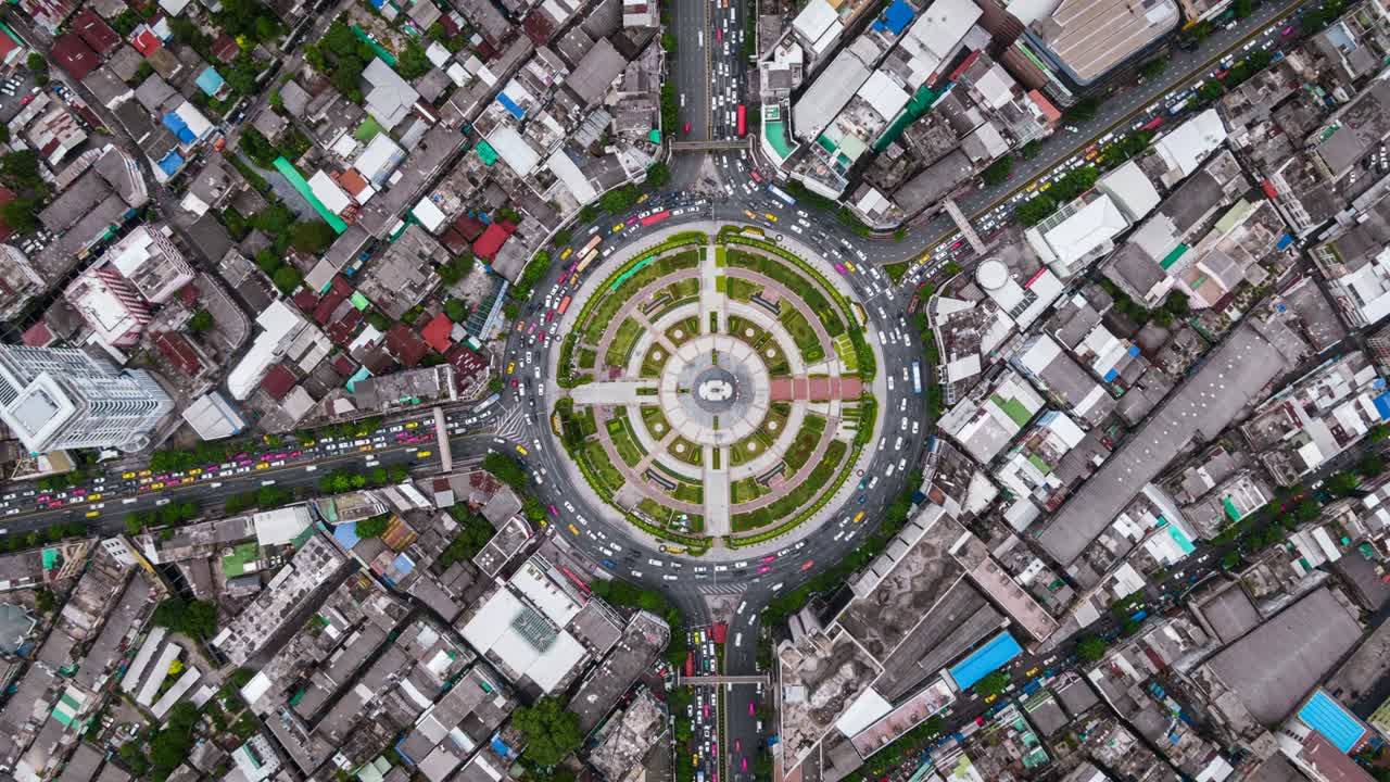 태국 방의 비는 시간 동안 거대한 순환 교차로에서 교통의 위상