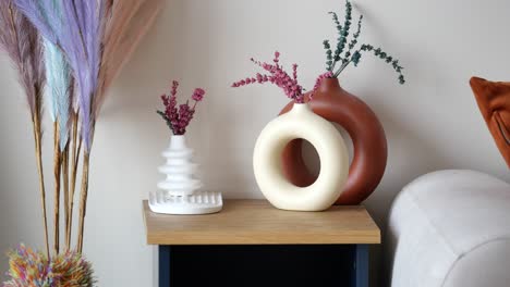 decoração elegante da sala de estar com vasos e flores secas