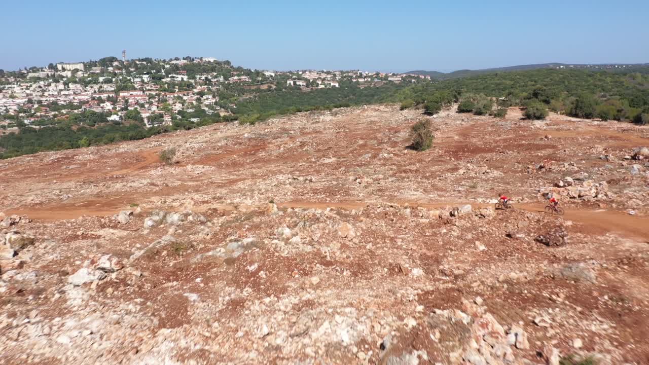 increíble carrera de bicicleta de montaña desde un avión no tripulado
