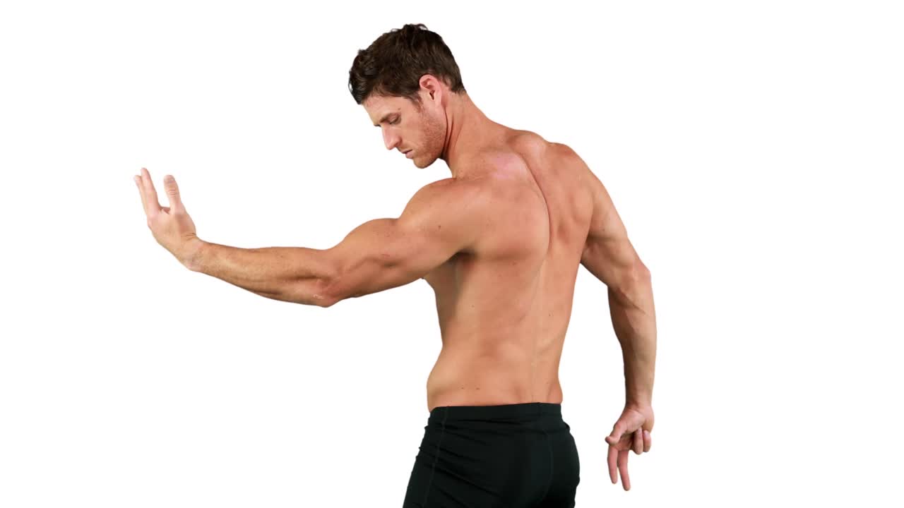 hombre musculoso flexionando sus músculos