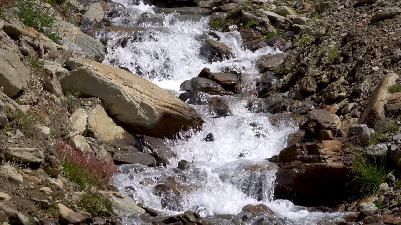 cerrar rocas y un pequeño arroyo en el valle de la montaña, alpes italianos europa