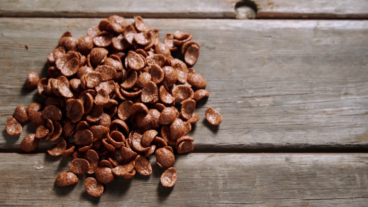 Corn flakes al cioccolato su un tavolo di legno 4k