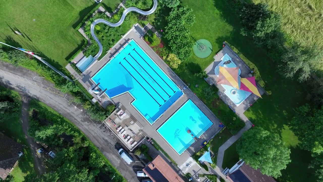 Luksuriøs offentlig udendørs pool i Schweiz, luftfoto.