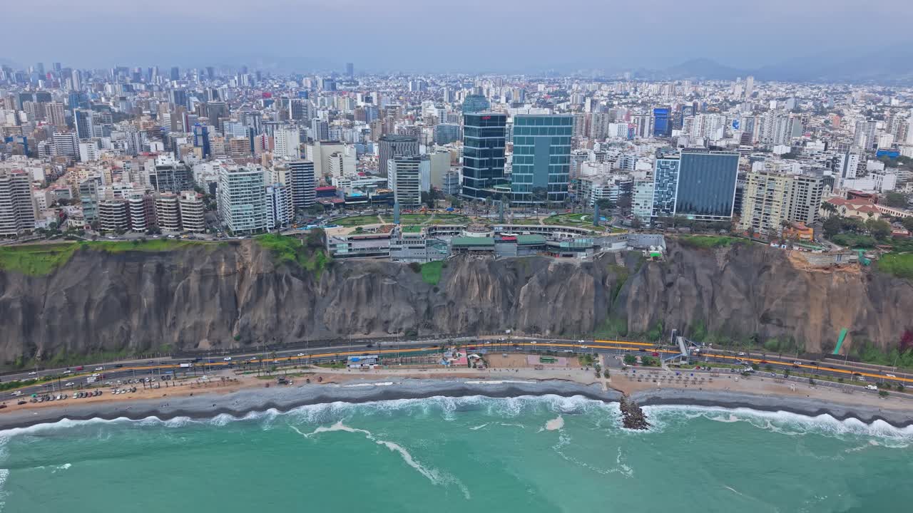Pemandangan Udara Garis Pantai dan Pemandangan Kota Miraflores di Lima, Peru