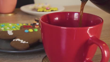 Servir-Mi-Café-De-La-Mañana-Y-Comer-Algunas-Galletas-Antes-De-Comenzar-Mi-Día-En-El-Trabajo