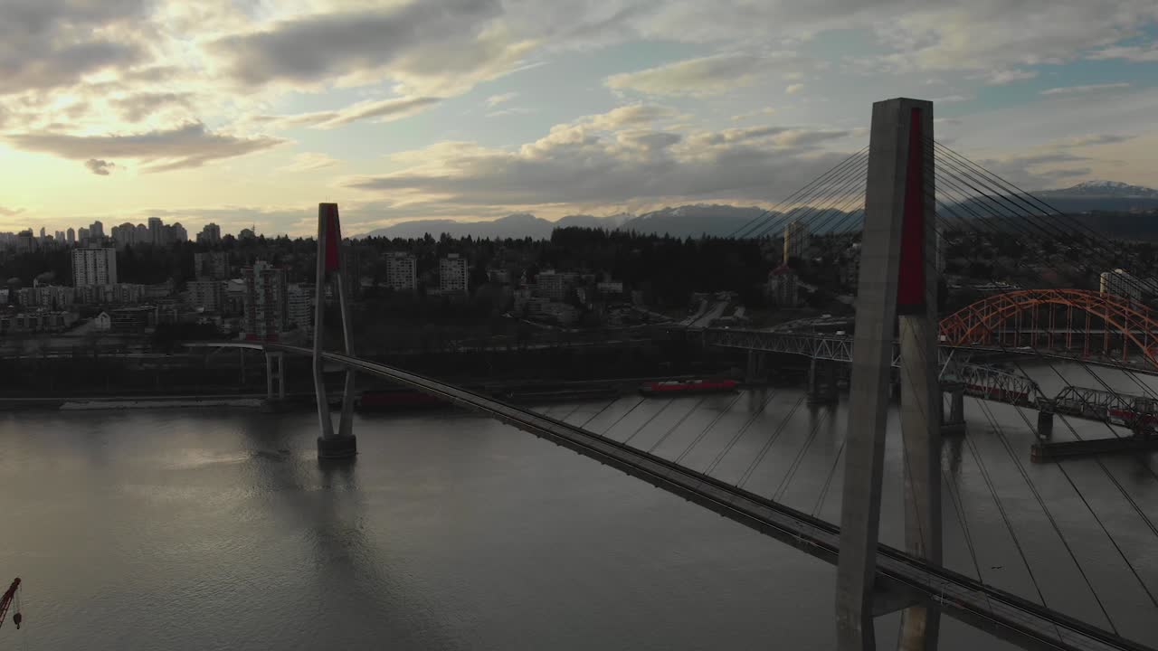 강 금속 와이어 케이블 연결된 시멘트 타워 공중 광각 고정 각도 푸른 하늘 구름 도시 배경 아름다운 편안한 진정 새로운 웨스트 민스터에 걸쳐 하늘 다리 서스펜션 기차 트랙