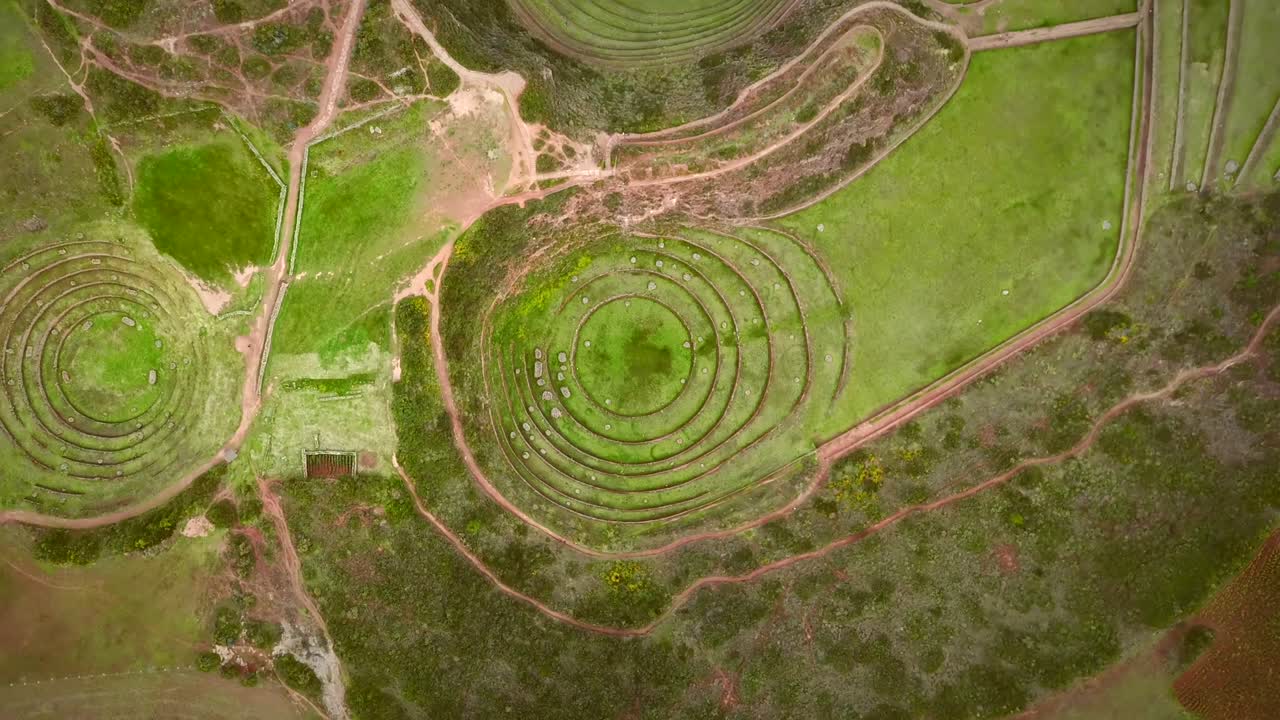 vista aérea de cerca de las depresiones circulares en terrazas de moray, perú.