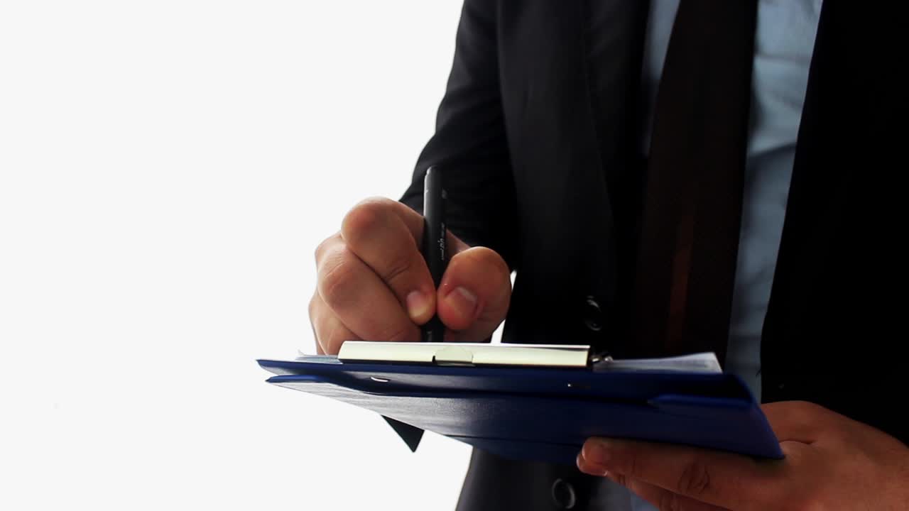 hombre de negocios escribir una lista de verificación en el bloc de notas 1