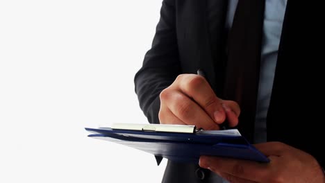 hombre de negocios escribir una lista de verificación en el bloc de notas 1