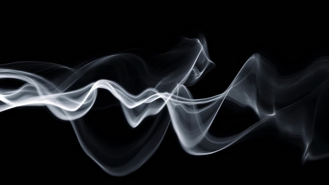 Nastro di fumo bianco sottile su sfondo nero, delicate volute che si arricciano come seta, incenso e profumo.