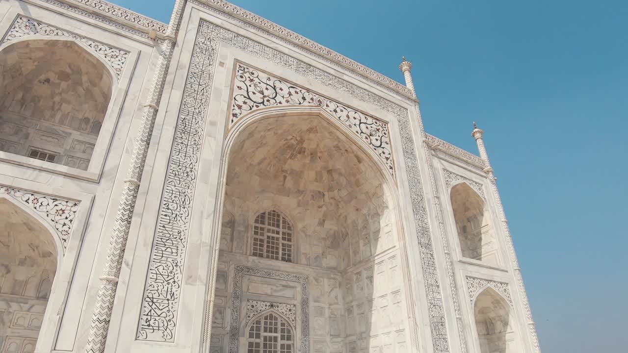 el taj mahal, el mausoleo de mármol blanco marfil en agra, india. los detalles de la fachada de la toma de panorámica.