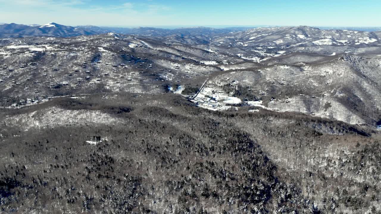 공중에서 높은 광범위한  블루 리지 (blue ridge) 와 아팔래치아 산맥 (appalachian mountain range) 은 할아버지 산 (grandfather mountain) 근처의 눈 속에 있습니다.