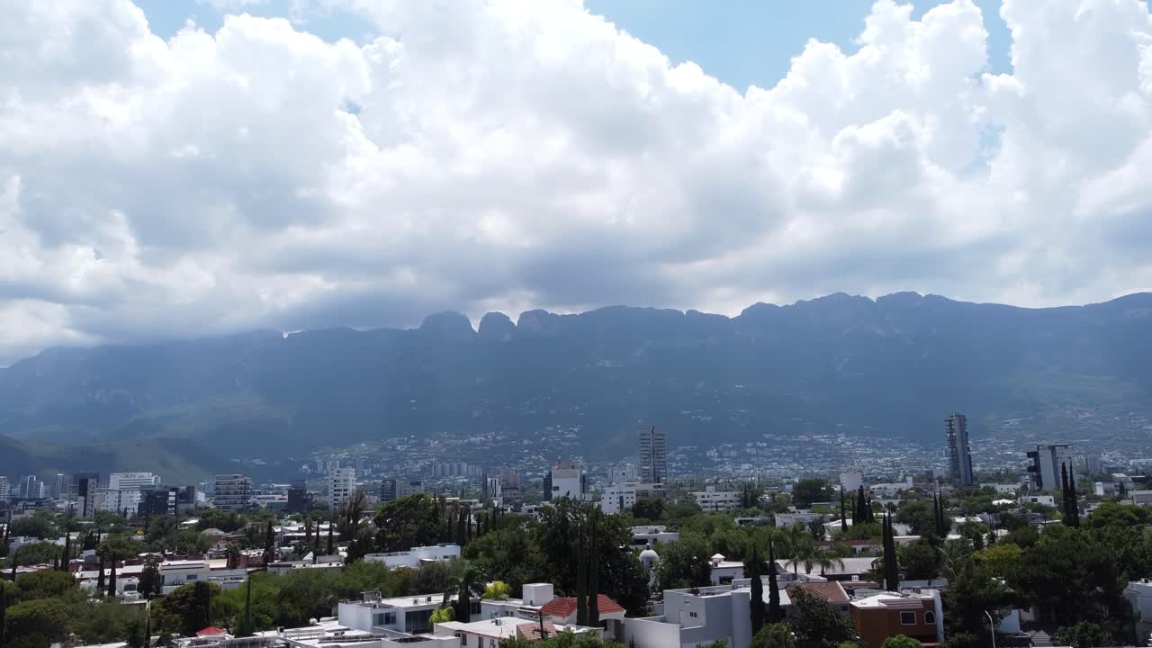 imágenes de un avión no tripulado en monterrey, con vistas de la sierra madre en san pedro