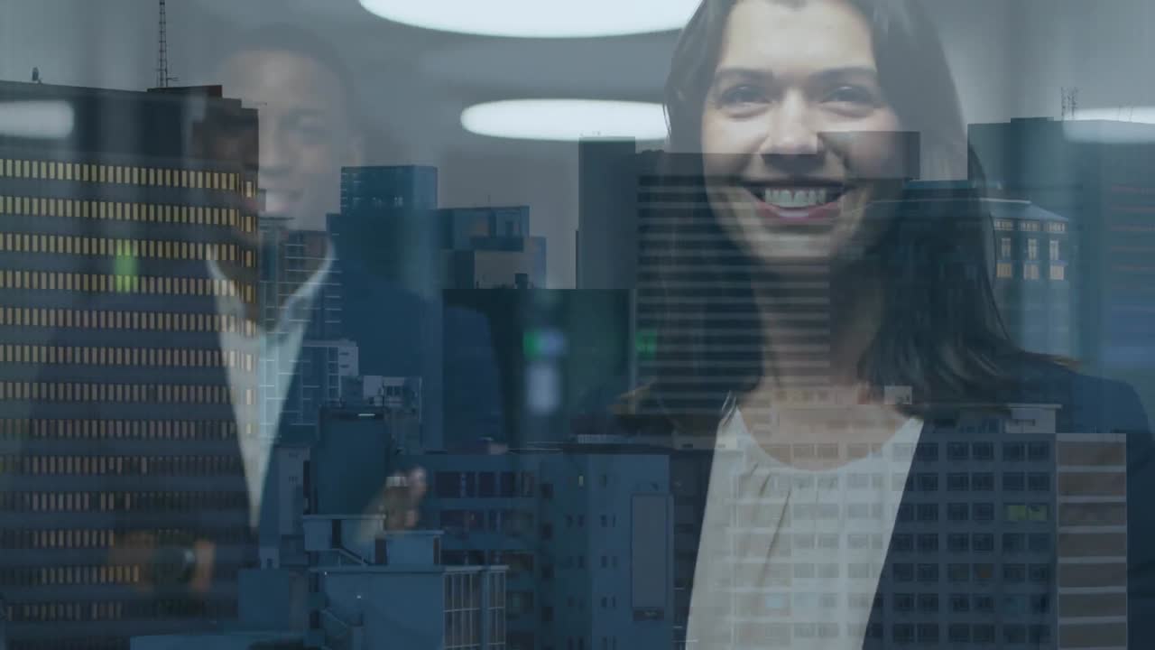 여러 인종의 웃는 동료들이 사무실에서 건물 위에 팔을 고 서 있는 애니메이션