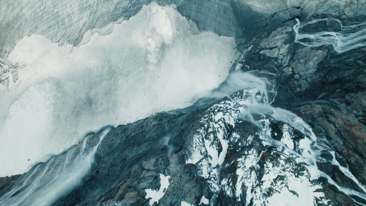 Scioglimento di un ghiacciaio a causa del cambiamento climatico nelle Alpi, vista dall'alto