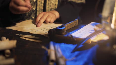 el hombre que escribió el edicto en árabe en la antigüedad.