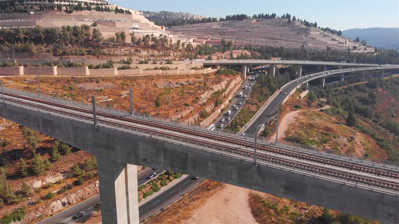 vista aérea de la carretera y el puente ferroviario sobre las colinas