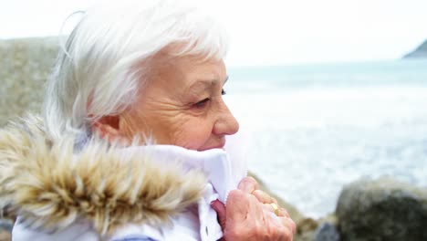 Portrait-of-senior-woman-in-sweater-feeling-cold