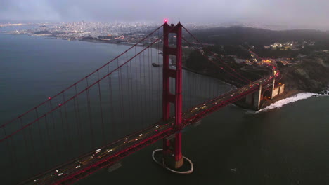 Vista-Aérea-Alrededor-Del-Concurrido-Puente-Golden-Gate,-Tarde-De-Mal-Humor-En-San-Francisco