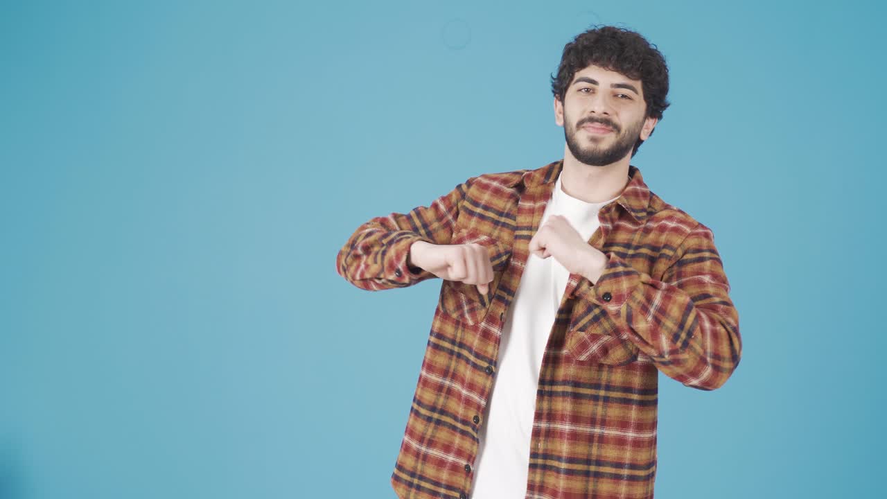 Uomo che balla si diverte facendo diverse danze libere davanti al muro di casa.